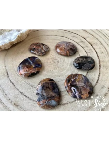 tiffany stone pierres plates marron apaisante posées sur un support en bois