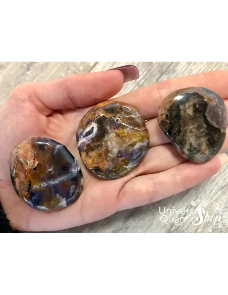 tiffany stone pierres plates lithothérapie posées dans une main - univers quantic shop
