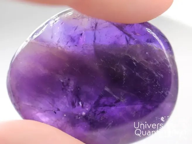 Pierre plate zoom, améthyste transparente de couleur violette.