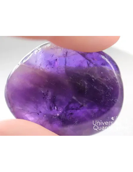 Pierre plate zoom, améthyste transparente de couleur violette.