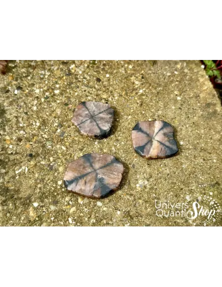 chiastolite protection, pierres plates posées sur un rocher dans la nature