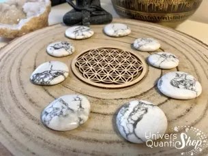 howlite pierres blanche plates sur un support en bois