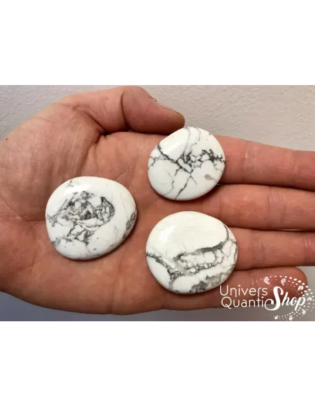 howlite pierres plates posées dans la main, pierre blanche lithothérapie