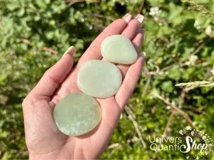 jade de chine pierres plates naturelles vertes posées dans une main