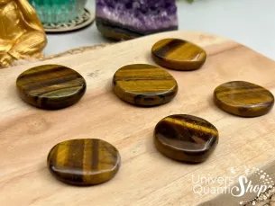 oeil de tigre pierre de protection plate sur un support en bois