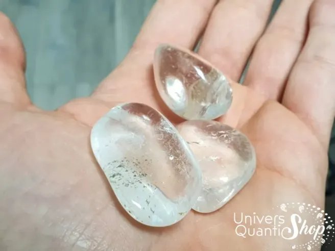 cristal de roche pierre roulée dans une main - pierre quartz naturel - boutique de lithothérapie