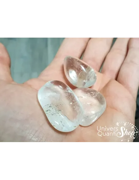 cristal de roche pierre roulée dans une main - pierre quartz naturel - boutique de lithothérapie cristal de roche pierre roulée dans une main - pierre quartz naturel - boutique de lithothérapie