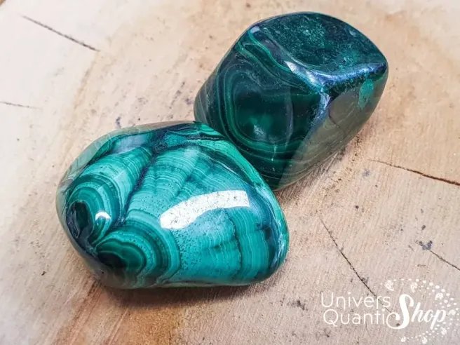 malachite pierre naturelle roulée sur un support en bois - boutique de lithothérapie univers quantic shop