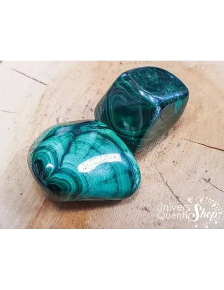 malachite pierre naturelle roulée sur un support en bois - boutique de lithothérapie univers quantic shop