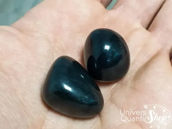 obsidienne noire protection contre les énergies négatives pierres roulées posées dans une main