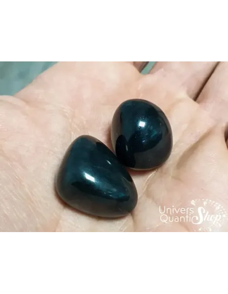 obsidienne noire protection contre les énergies négatives pierres roulées posées dans une main