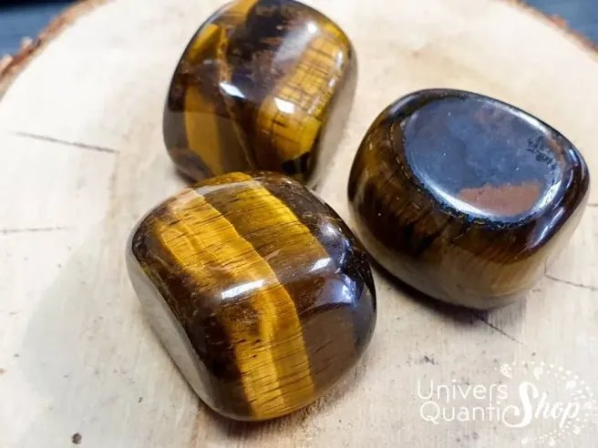 oeil de tigre pierres roulées de protection qualité A posées sur un support en bois