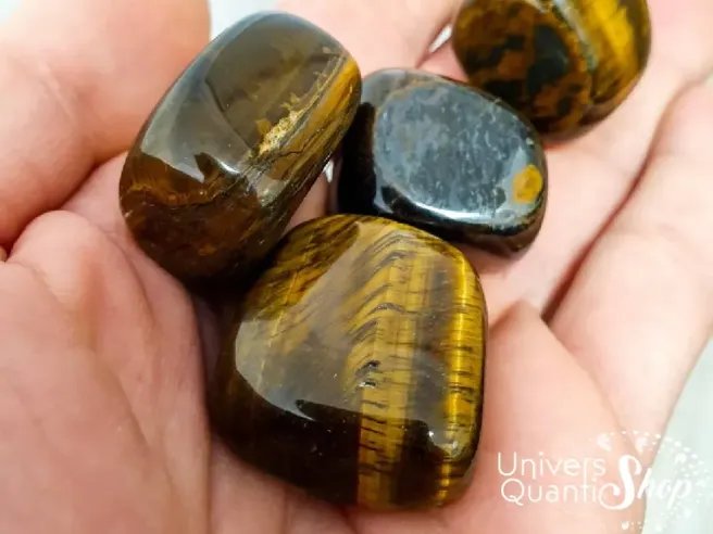 oeil de tigre roulée pierre de protection dans une main