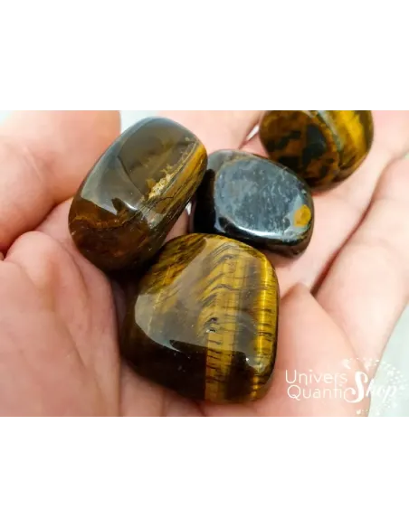 oeil de tigre roulée pierre de protection dans une main