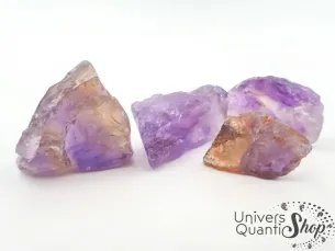 amétrine brute pierre naturelle violette et jaune vue d'ensemble sur fond blanc