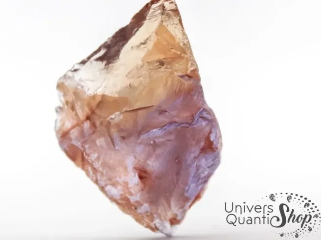 amétrine brute zoom sur ce minéral avec fond blanc