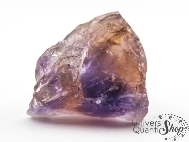 amétrine brute pour le sommeil pierre vue rapprochée sur fond blanc