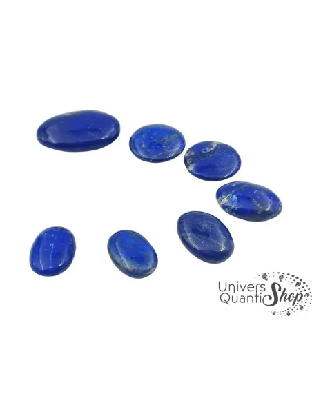 lapis lazuli pierre roulée bleue sur fond blanc