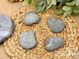 pierre des fées du canada signification, pierres brutes posées sur un support rond en rotin