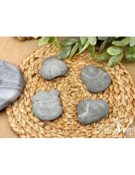 pierre des fées du canada signification, pierres brutes posées sur un support rond en rotin