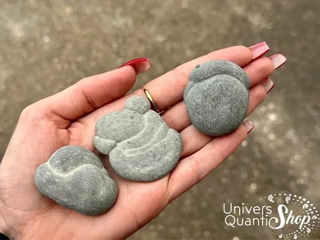 pierre des fées du canada, pierres brutes de féminité posées dans une main
