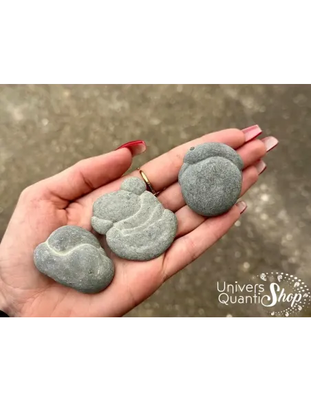 pierre des fées du canada, pierres brutes de féminité posées dans une main