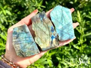 labradorite brute pierre de protection, pierres brutes avec une face polie, photo en extérieur posée dans la main