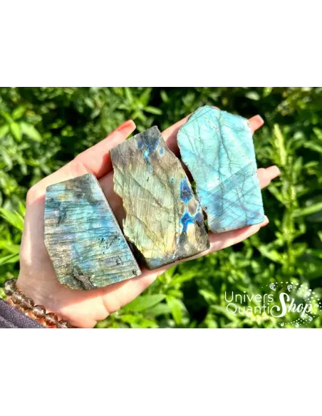 labradorite brute pierre de protection, pierres brutes avec une face polie, photo en extérieur posée dans la main