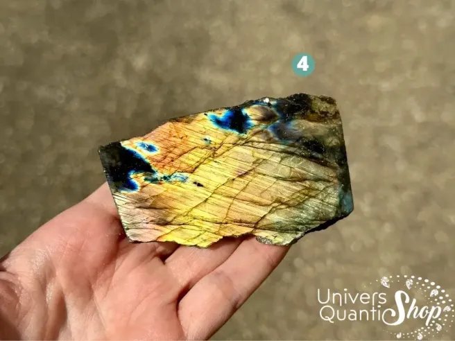 labradorite brute avec face polie reflets jaune et orange, pierre de protection contre les énergies, numéro 4
