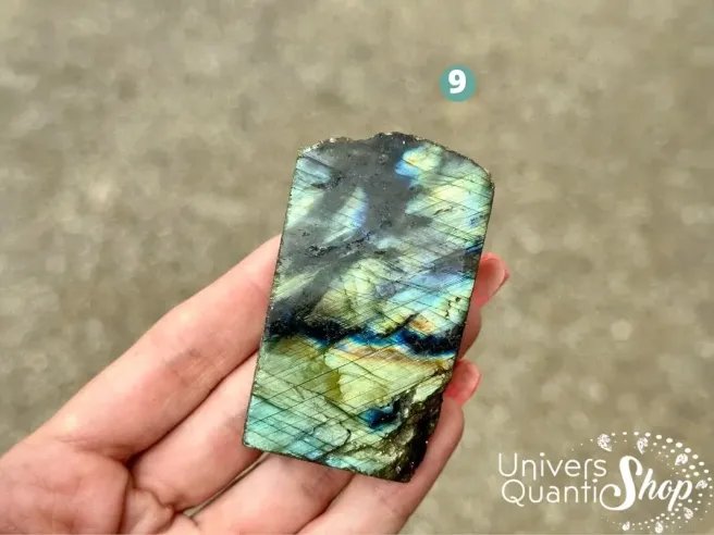 labradorite brute pierre avec une face polie reflets arc en ciel, numéro 9