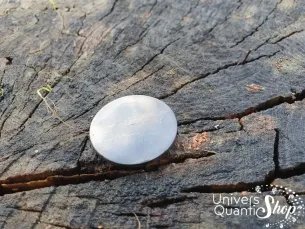 shungite pierre de protection contre les ondes, plaquette ronde à coller sur un téléphone