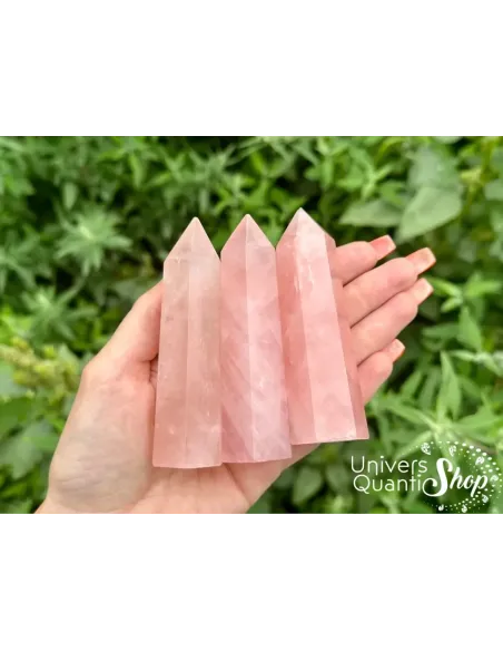 quartz rose pointes naturelles dans une main, qualité AA