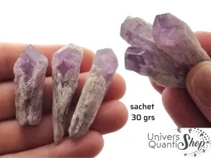 pointes brutes améthyste en sachet de 30 grs posées dans une main sur fond blanc