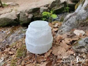 bougie sélénite du maroc porte bougie posé dans la forêt