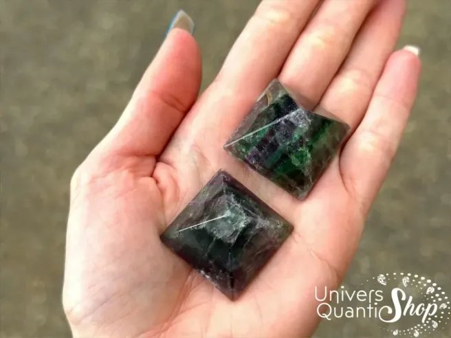 pierre fluorine multicolore pyramides posées dans une main