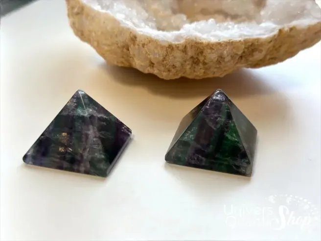 fluorite multicolore, pierres naturelles de fluorine en pyramides