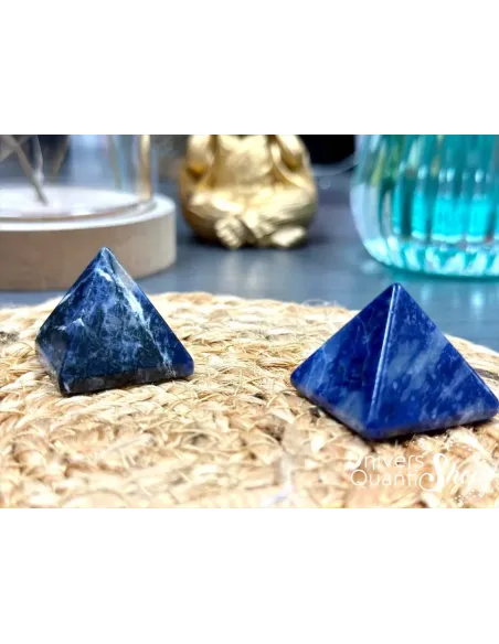 pyramides sodalite pour la maitrise de soi posées sur un support rond en rotin