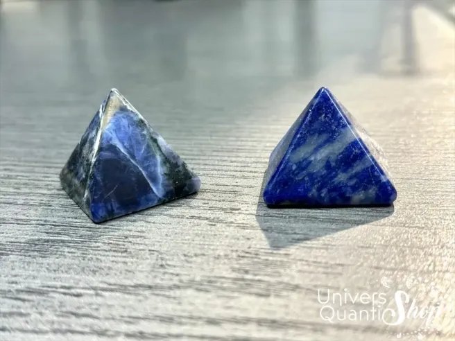 sodalite bleue pierre naturelle sous forme de pyramide