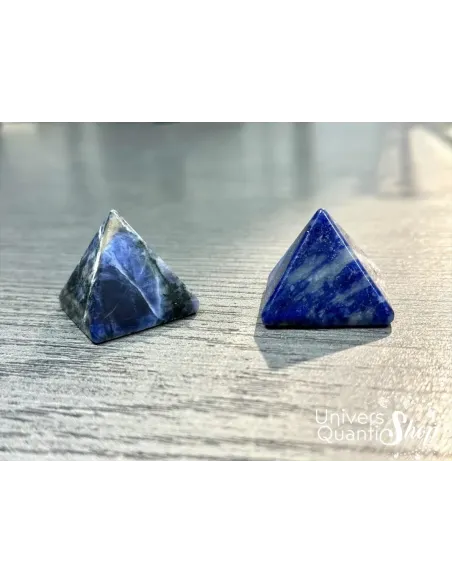 sodalite bleue pierre naturelle sous forme de pyramide