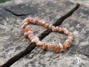 pierre de soleil bracelet baroque posé sur une souche d'arbre