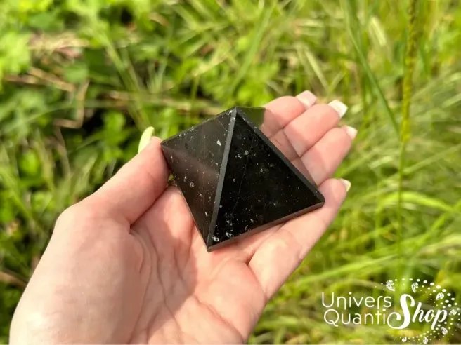 pyramide tourmaline noire signification en lithothérapie, pyramide posée dans une main