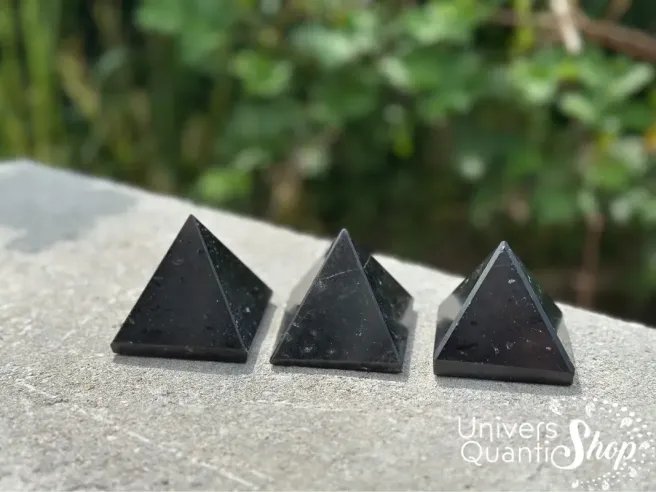 pyramide tourmaline noire pierre de protection, pyramides posées sur une dalle