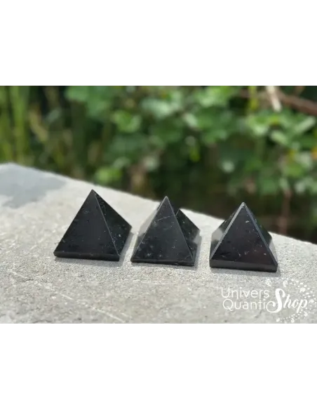 pyramide tourmaline noire pierre de protection, pyramides posées sur une dalle