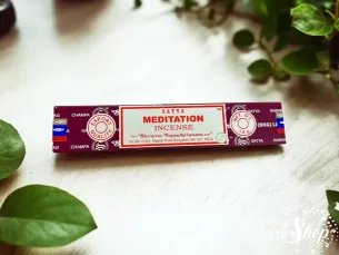 encens satya méditation encens naturel posé sur un comptoir en bois clair