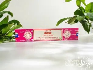 encens satya rose vertus, boite d'encens avec des plantes vertes en fond