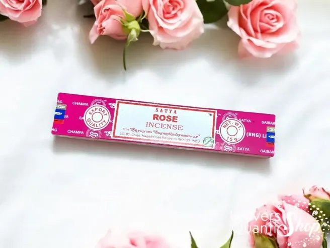 encens satya rose apaisement boite sur une table blanche avec des roses