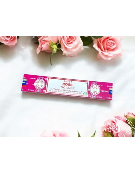 encens satya rose apaisement boite sur une table blanche avec des roses encens satya rose apaisement boite sur une table blanche avec des roses