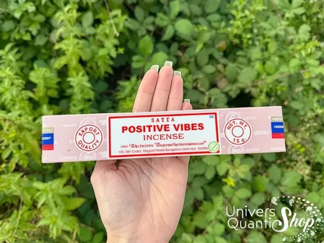 encens satya positive vibes pour la bonne humeur, boite posée dans une main