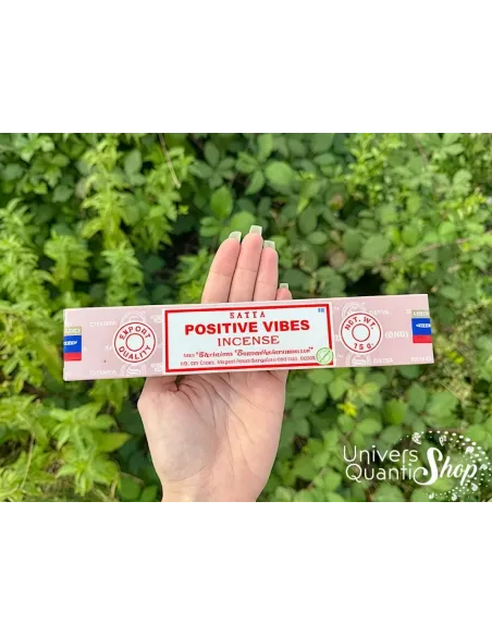 encens satya positive vibes pour la bonne humeur, boite posée dans une main