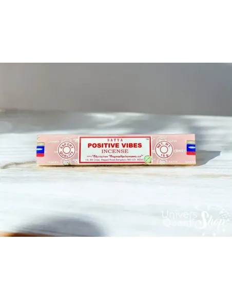 encens satya positive vibes vertus, boite d'encens rose pale sur un comptoir en bois clair